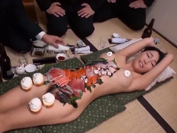 sex len luc Cô sếp dâm và những anh chàng được thưởng thức đồ lạ